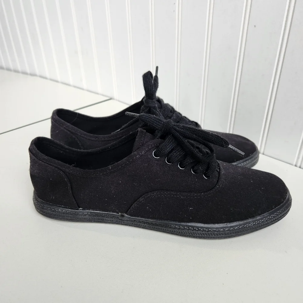 Universal Thread Shoes Womens 8 Casual Sneakers Black Canvas Low Top Lace Up